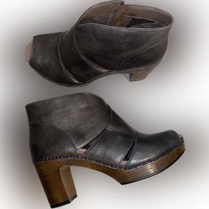 Dansko Peep Toe Delphina in Bronze size 10 (40) like new worn 1x!